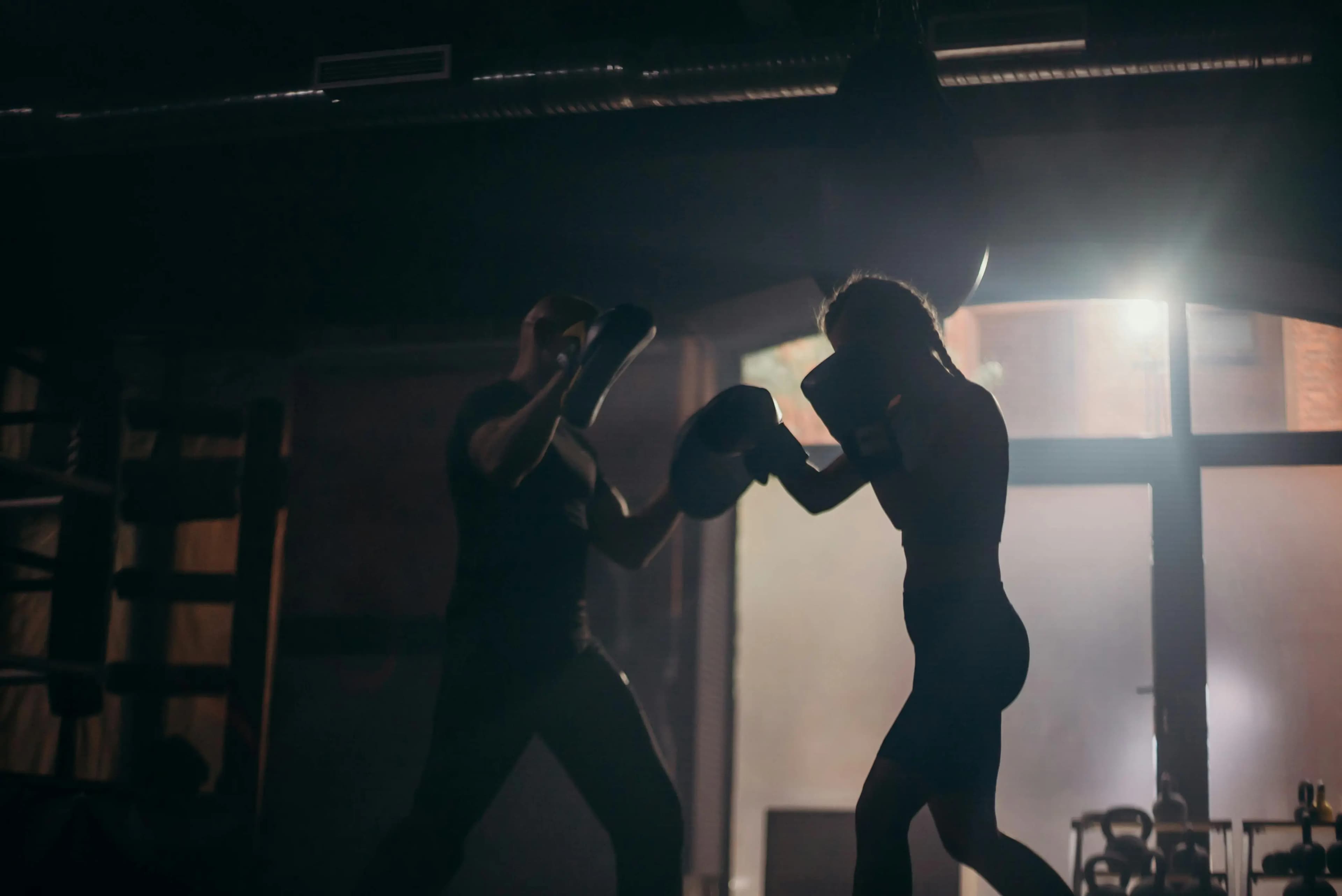 Femme en combat de boxe