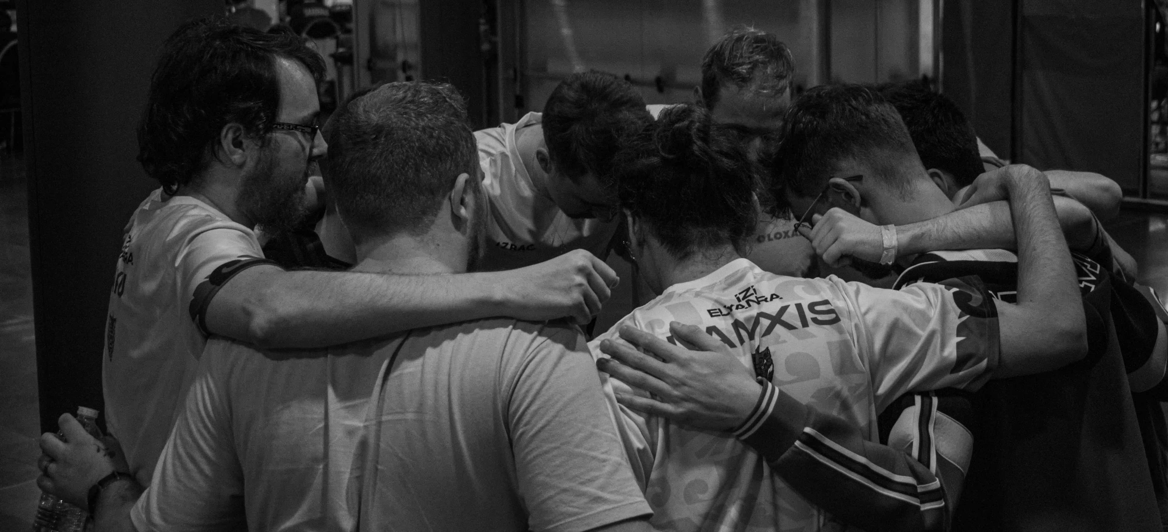 photo de Coach Waren debout adossé sur le côté