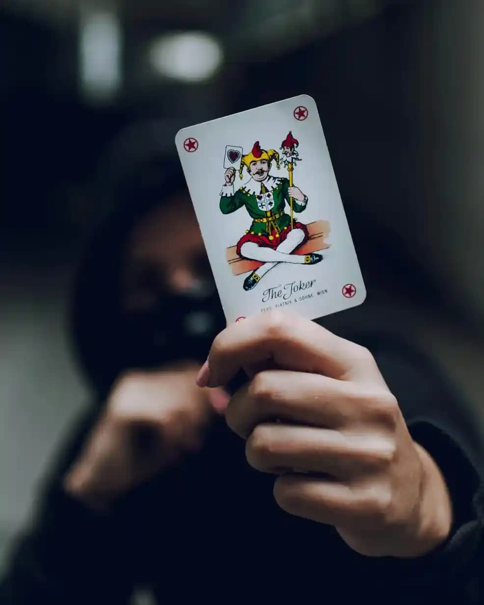 Homme brandissant une carte joker