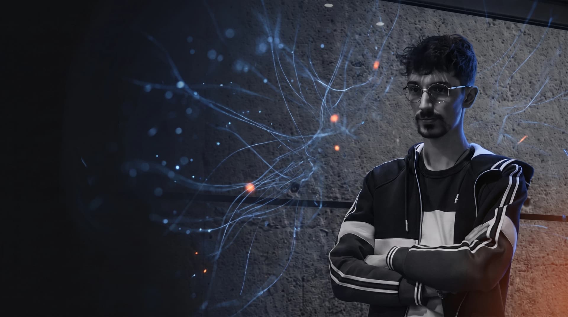 Coach Waren, bras croisés, devant un visuel de réseau neuronal bleu