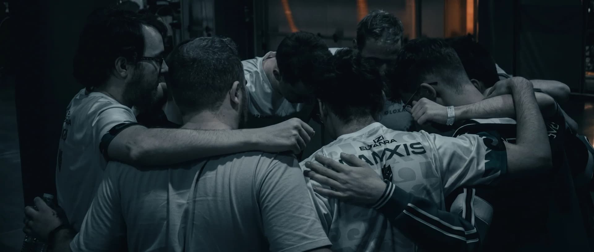 Une équipe esport en cercle de cohésion avant un match