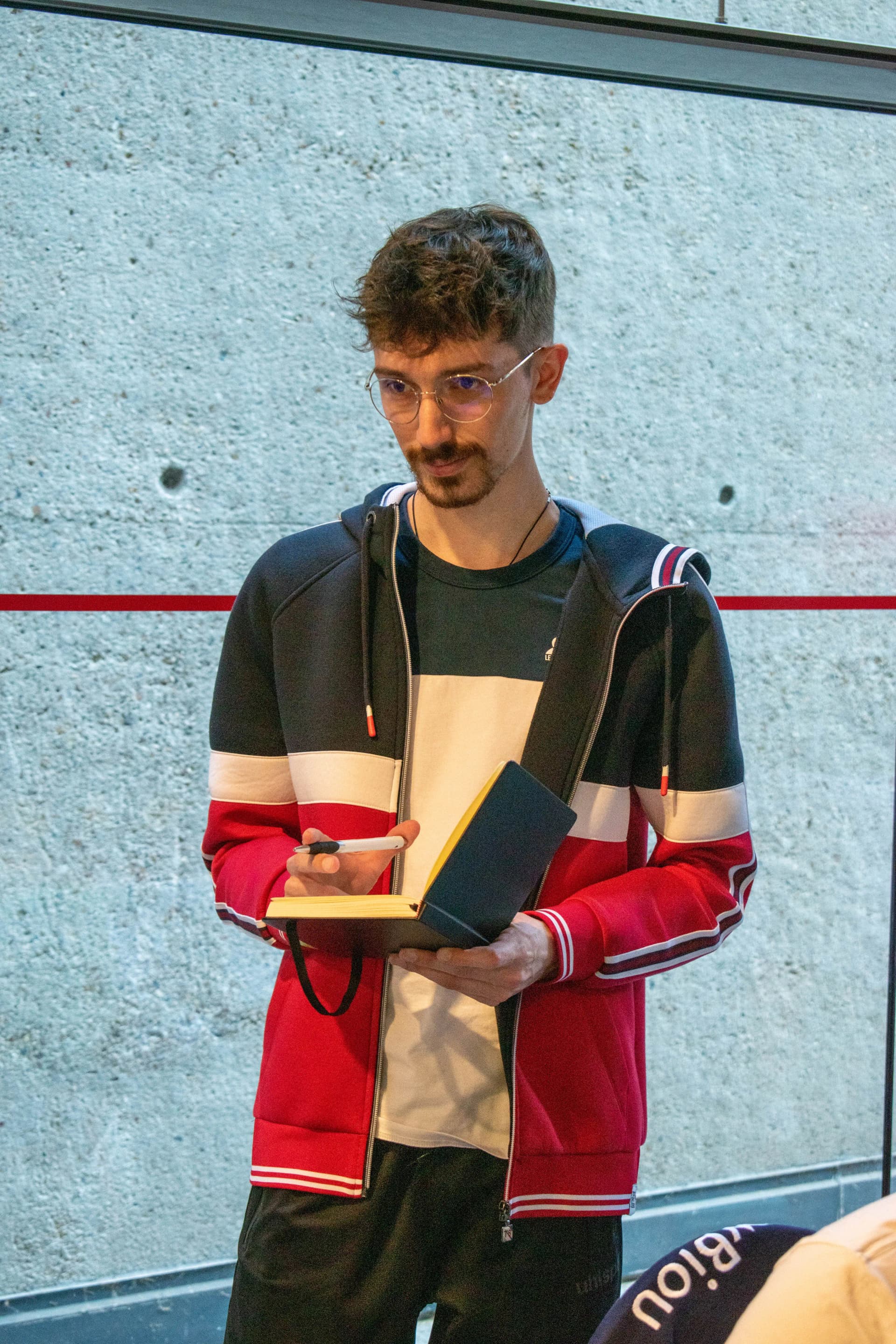 Coach Waren en séance, un carnet à la main